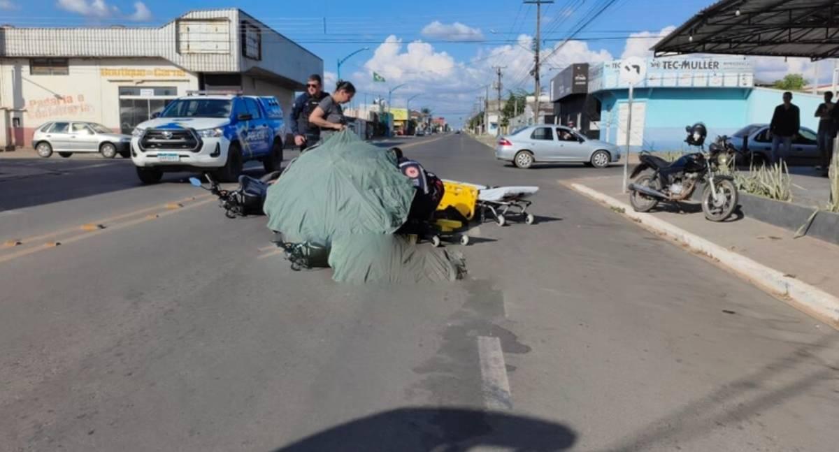 Acidente entre carro e moto deixa motociclista ferida no cruzamento da Avenida Maringá com T-15