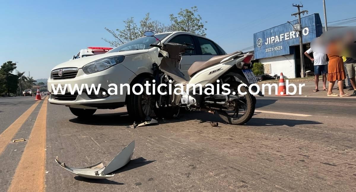 Acidente entre carro e motoneta deixa jovem gravemente ferida na BR-364