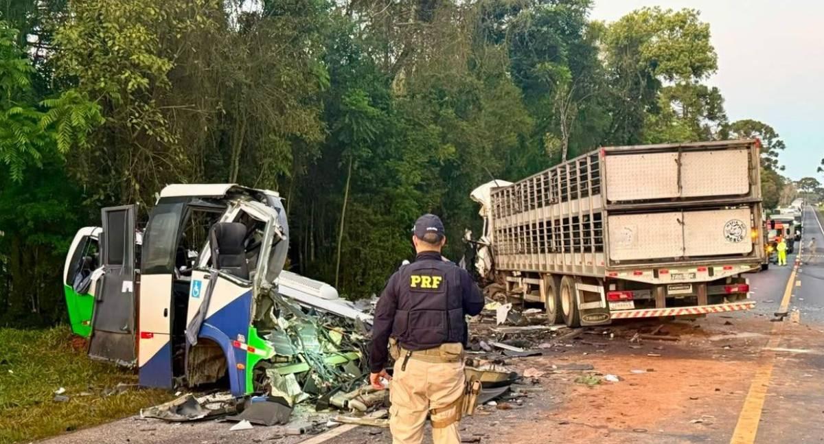Acidente entre micro-ônibus e carreta deixa 23 mortos na BR-373