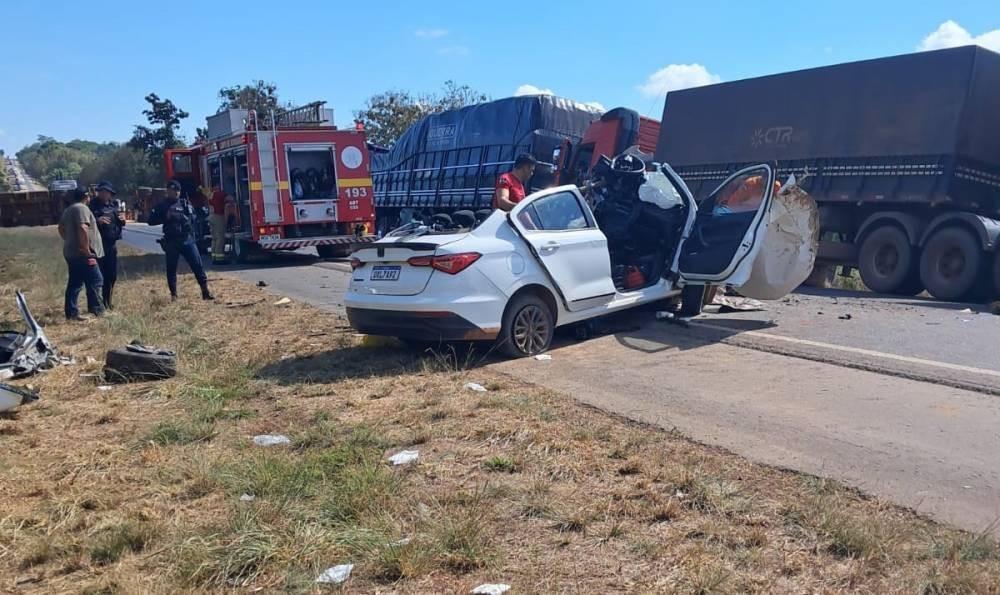 Acidente na BR-364 mata mulher, deixa três feridos graves e bloqueia rodovia