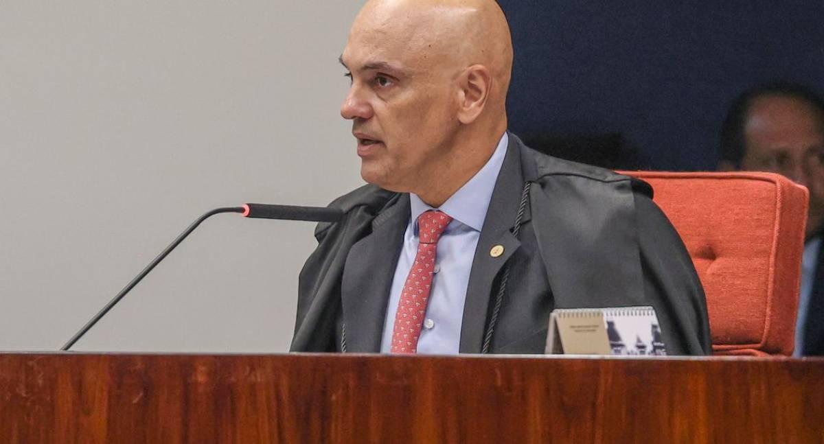 Alexandre de Moraes abre prazo para PGR se manifestar sobre ausência de Flávio Bolsonaro em depoimento