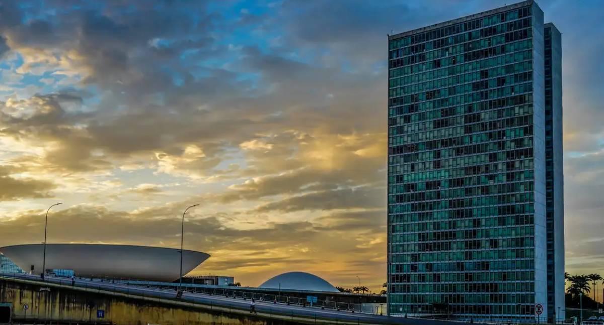 Câmara aprova projeto que reduz tributos sobre combustíveis para mitigar impactos de crise no Oriente Médio