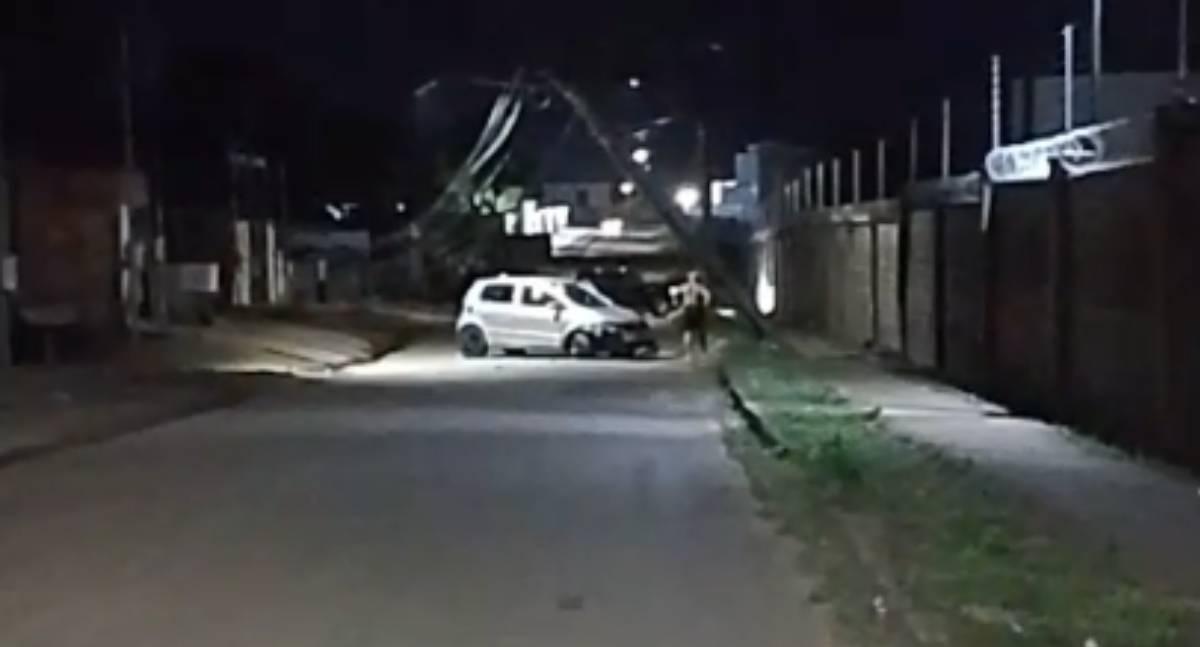 Carro colide contra poste de concreto após motorista perder o controle em Porto Velho