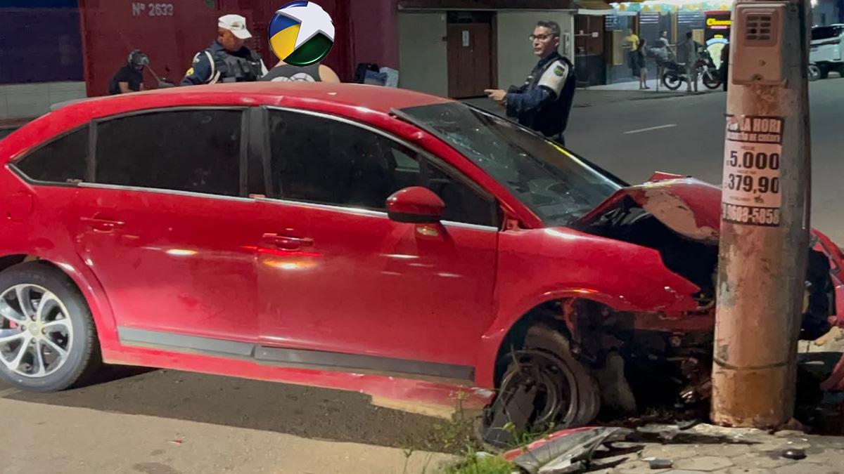 Carro desgovernado atinge poste na madrugada e motorista fica ferido
