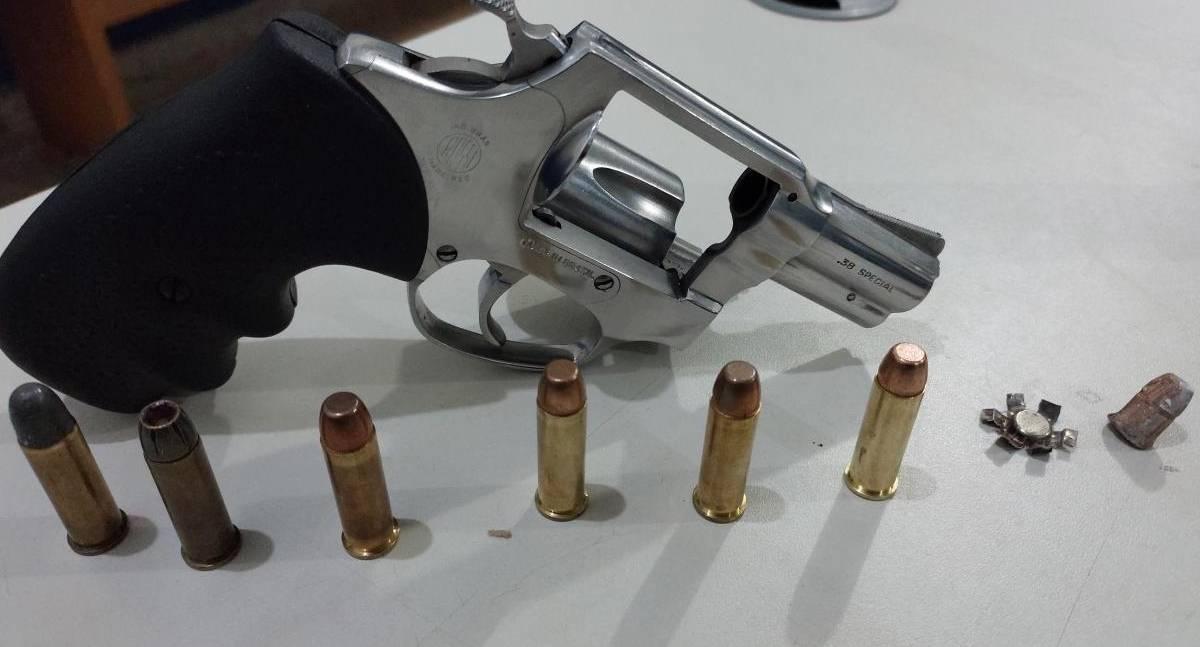 Casal é preso pela Polícia Militar após discussão de trânsito, invasão de domicílio e disparos de arma de fogo em RO
