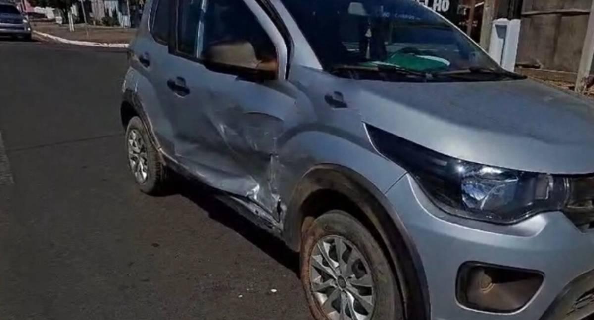 Colisão entre carros no cruzamento da Avenida Teresina com a T-20 resulta apenas em danos materiais em RO