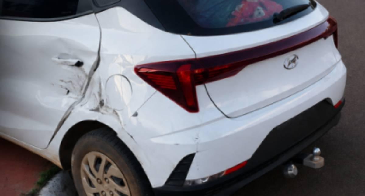 Conversão em cruzamento provoca batida entre automóvel e caminhão em RO