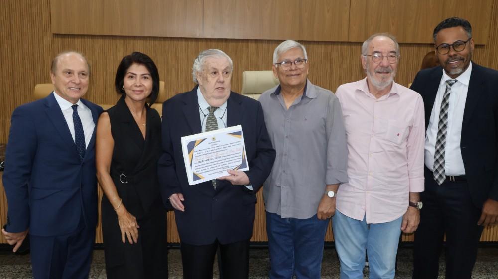 Dr. Santana entrega Título de Cidadão Honorário a Pedro Origa Neto