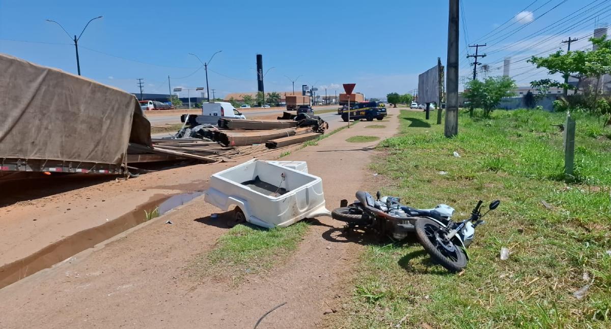 Entregador escapa ileso após ferros de carreta caírem na Rua da Beira