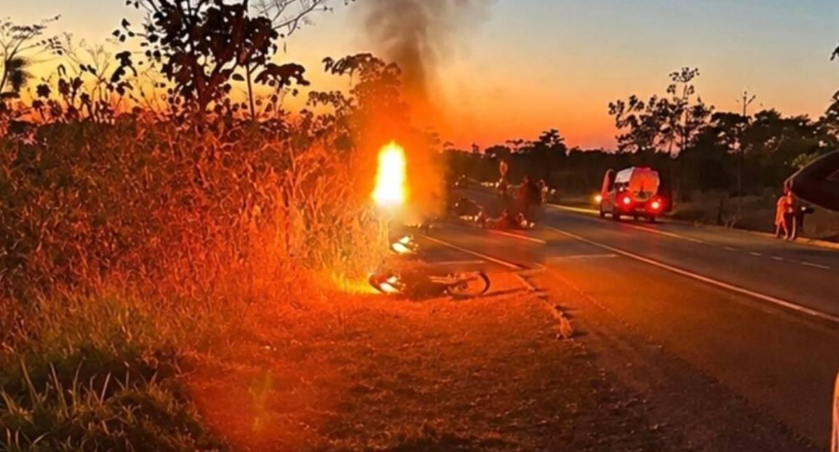 Grave acidente deixa casal ferido e com amputação após moto ser atingida por carro na BR-364