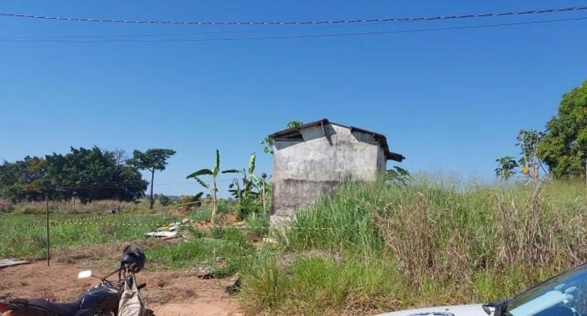 Homem é encontrado morto com sinais de violência em antiga quadra em RO