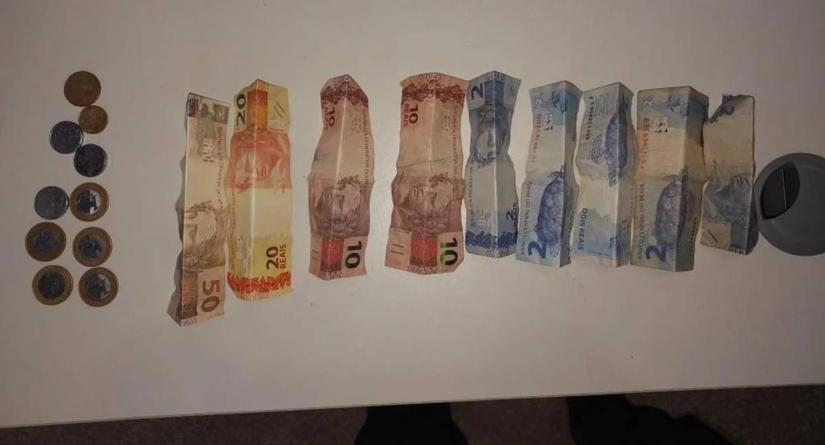 Homem é preso após ser flagrado fornecendo drogas a adolescente em praça de RO