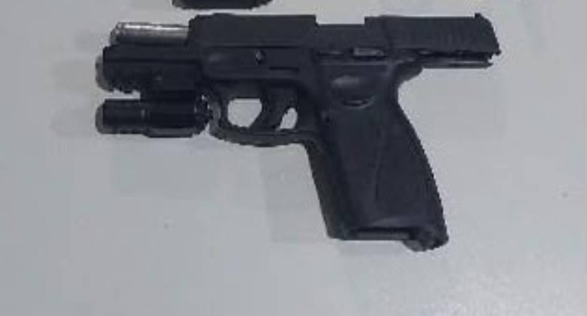 Homem é preso com pistola furtada e munições sob o banco de carro na Avenida Pinheiro Machado