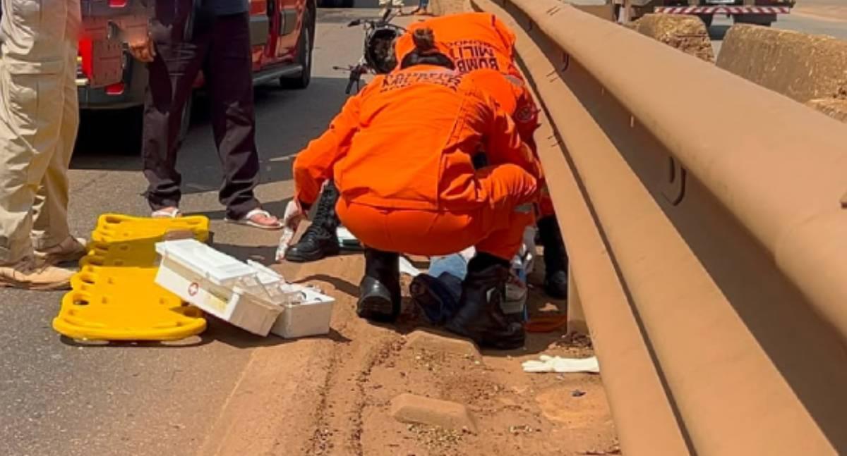 Idoso fica ferido após colisão entre moto e carreta no viaduto do Trevo do Roque