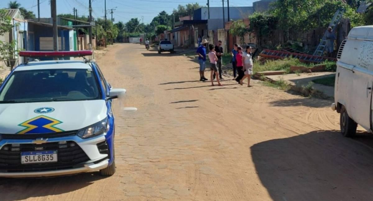 Kombi perde controle, sobe em calçada e atinge moto e fachada de residência em RO