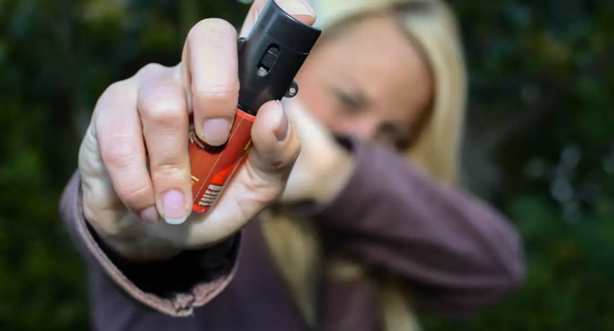 Lei sancionada autoriza mulheres a comprarem e portarem spray de pimenta para defesa pessoal