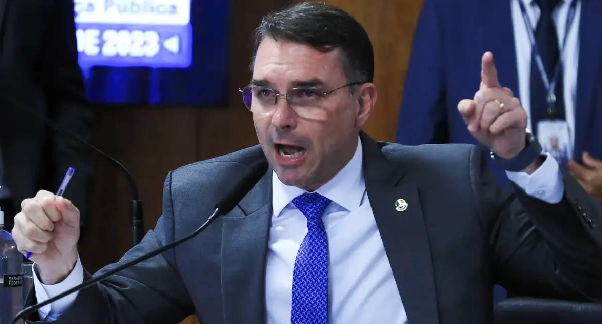 Missão pede investigação sobre filiação falsa de Flávio Bolsonaro