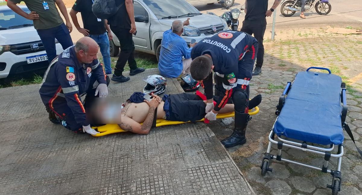 Motociclista é arremessado contra carro após acidente entre duas motos em Porto Velho