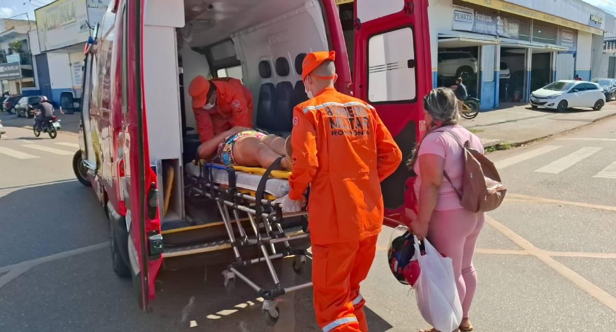 Motociclista fica ferida após colisão com carro em cruzamento na zona Sul de Porto Velho