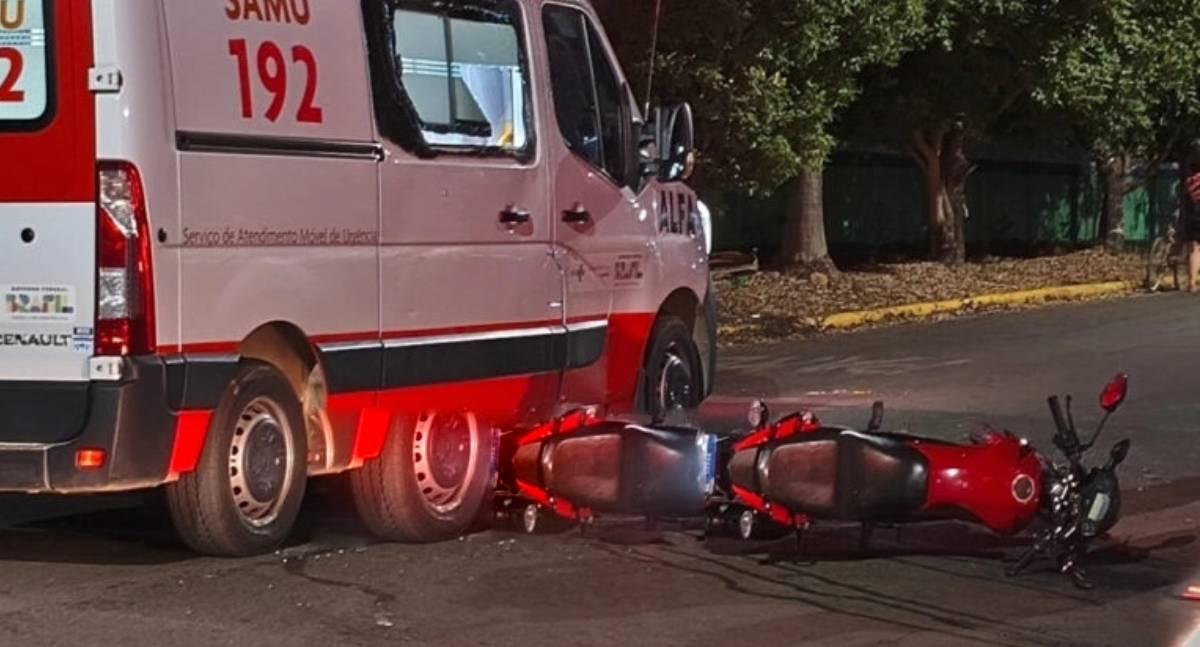 Motociclista fica ferido após colisão com viatura do Samu em cruzamento em RO