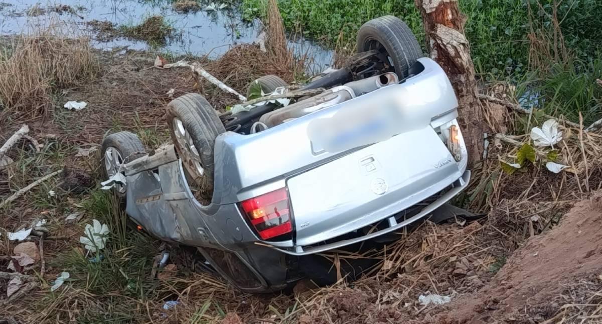 Motorista capota carro na BR-364 e foge a pé após acidente em RO