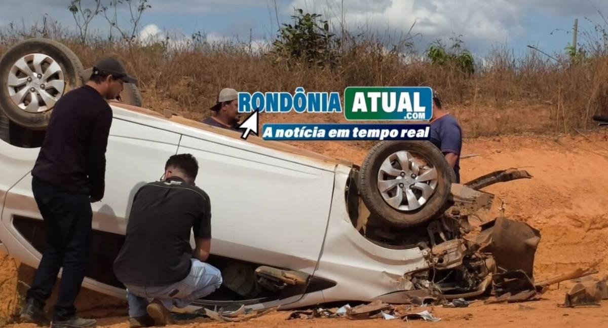 Motorista fica ferida após carro capotar ao atingir pedra deixada em rua durante patrolamento em RO