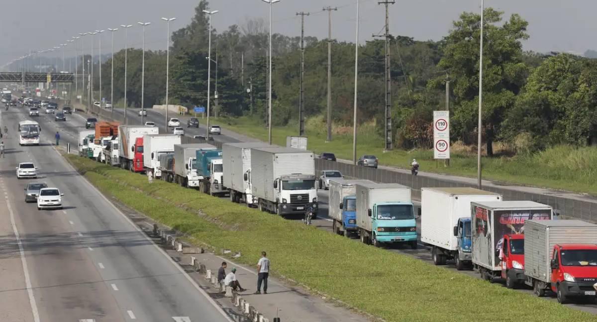 Nova lei garante piso do frete e obriga uso de código identificador antes de viagens