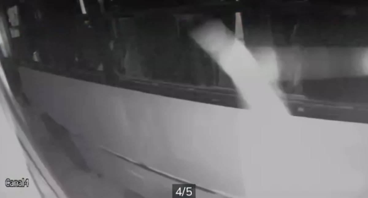 Ônibus bate contra muro de residência e atinge carro na região central de Porto Velho