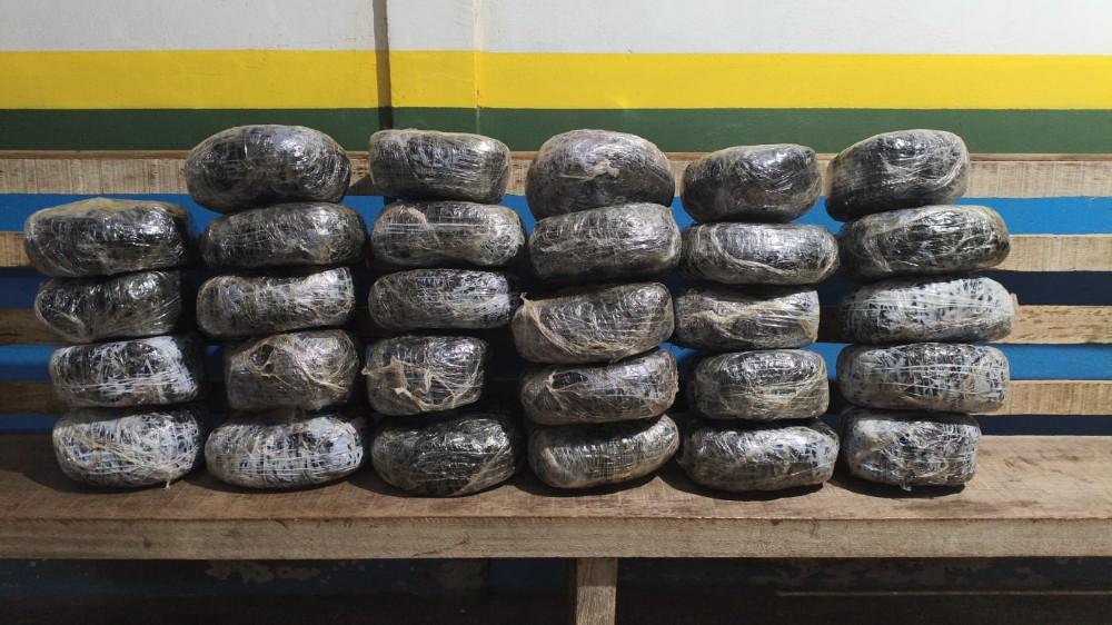 PM apreende mais de 30 kg de maconha durante abordagem em carro com problema mecânico