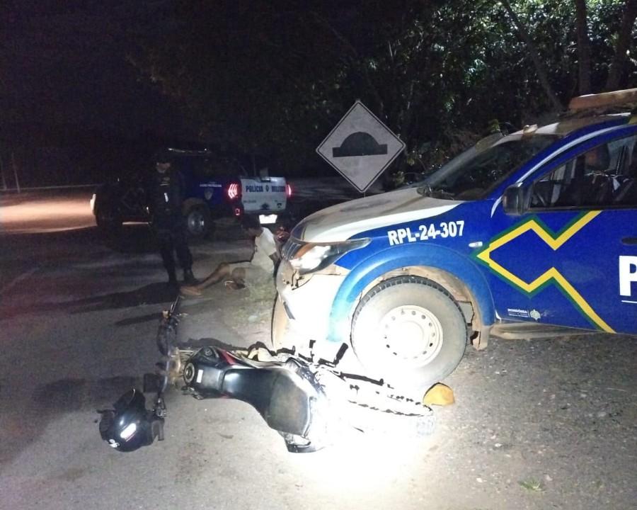 PM recupera motocicleta com restrição por estelionato e prende motociclista após colisão com viatura