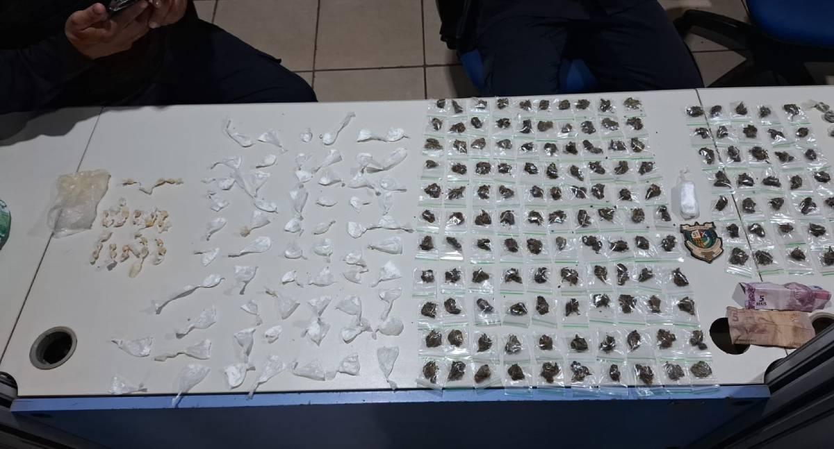 Polícia Militar prende dois adultos e apreende dois adolescentes por tráfico de drogas no bairro Mariana
