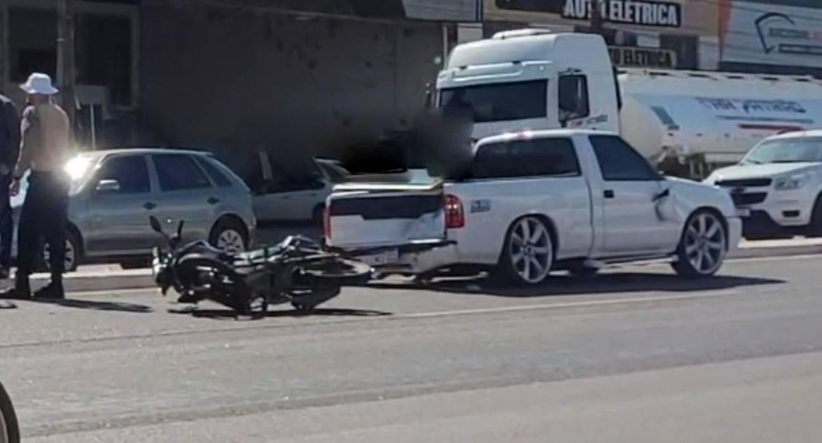 Roda de caminhonete se solta na BR-364 e provoca acidente com carro e moto