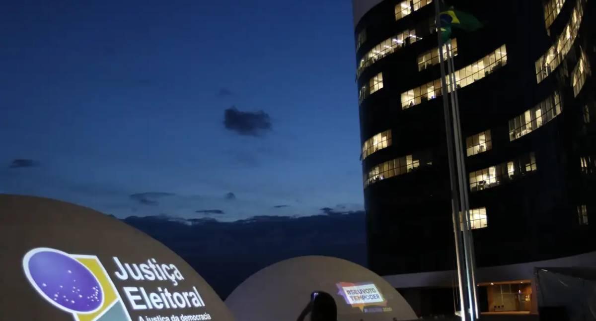 TSE investiga filiação fraudulenta de Flávio Bolsonaro ao partido Missão após bloqueio em registro de campanha