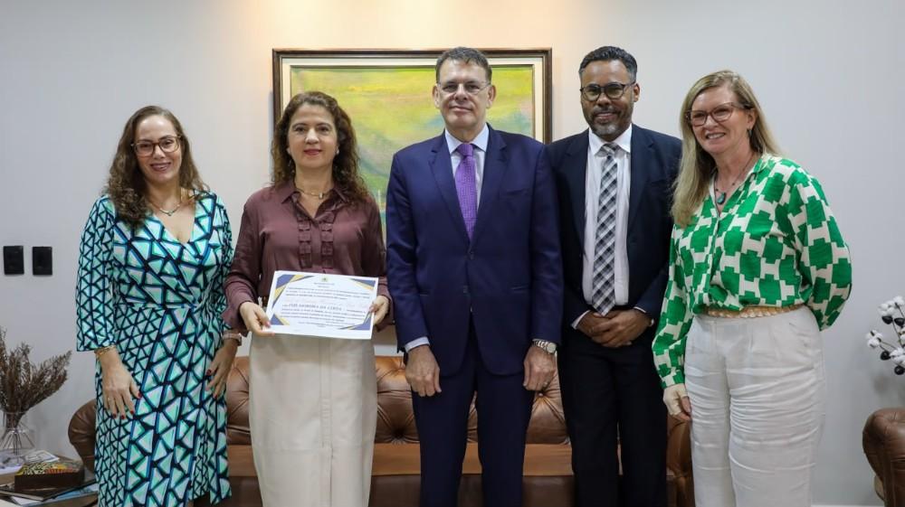 Vereador Dr. Santana entrega Título de Cidadã Honorária à desembargadora Inês Moreira