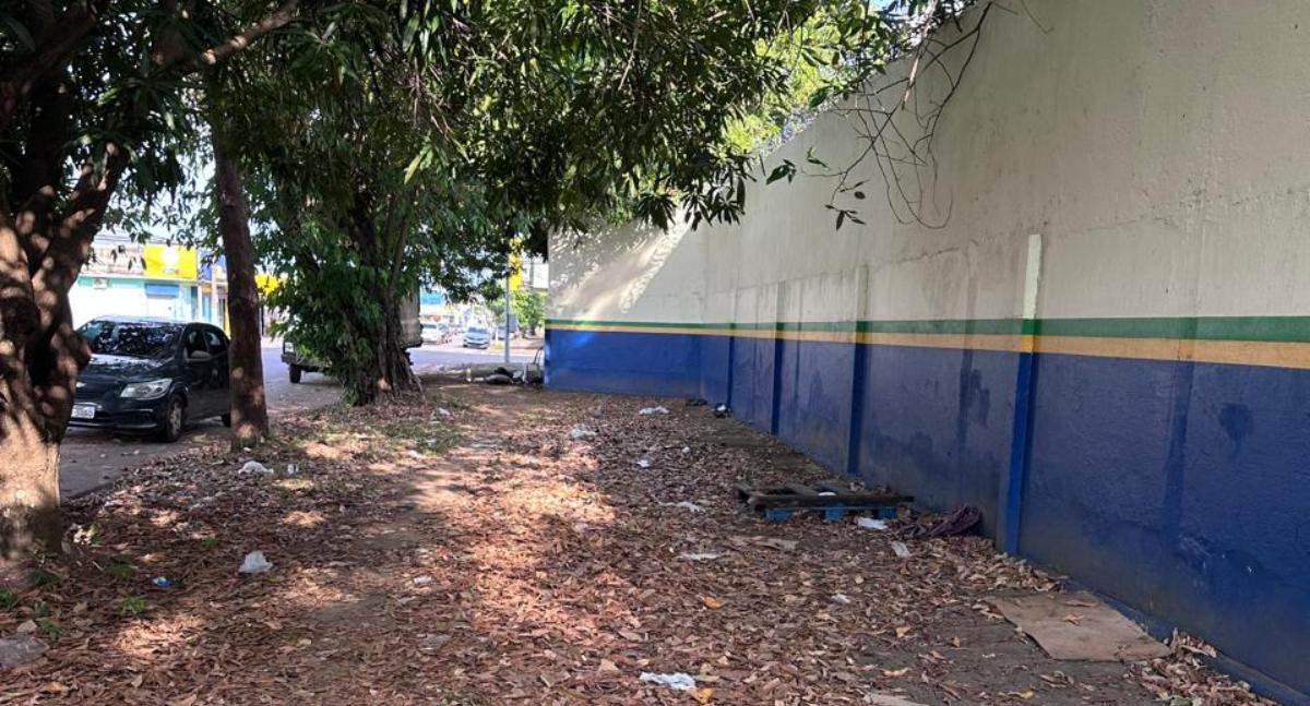 Vereador pede limpeza de calçada do Colégio 21 de Abril