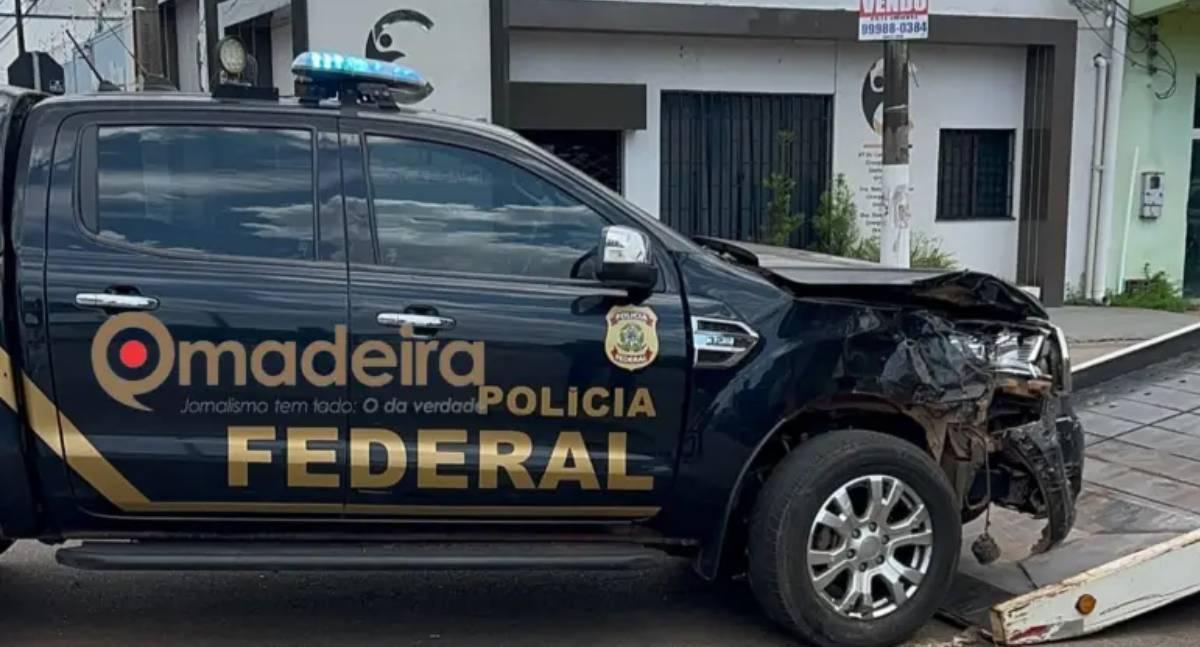 Viatura da Polícia Federal se envolve em acidente de trânsito na região central de Porto Velho