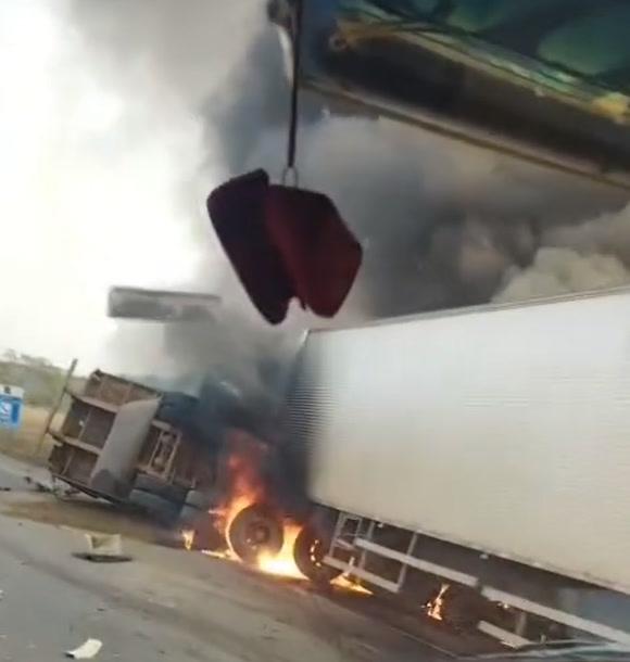 Vídeo: acidente entre caminhões deixa dois mortos na BR-364 em Itapuã do Oeste