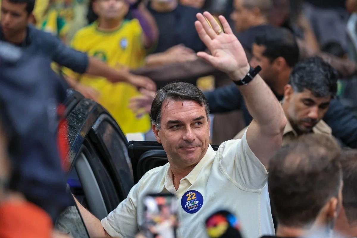 Flávio Bolsonaro é intimado pela PF a entregar passaporte por determinação de Moraes