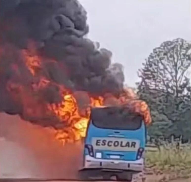 Ônibus escolar pega fogo em Candeias do Jamari