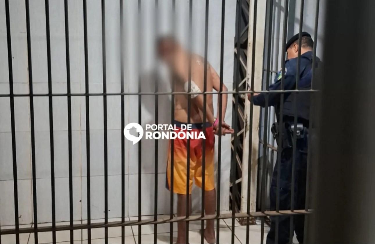 Pai encontra conversas entre homem e filha adolescente, agride suspeito e chama a PM