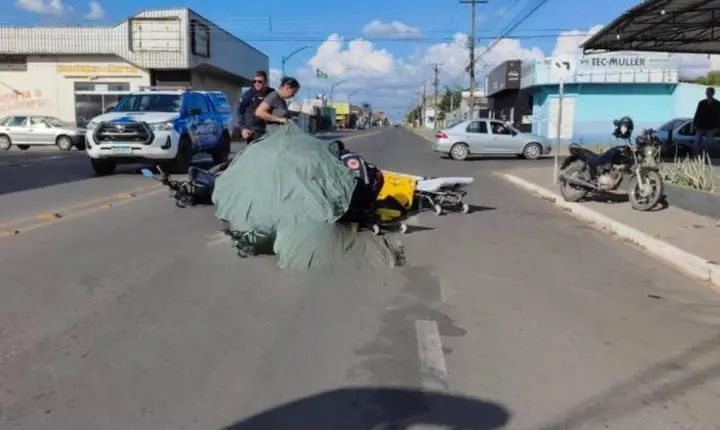 Acidente entre carro e moto deixa motociclista ferida no cruzamento da Avenida Maringá com T-15