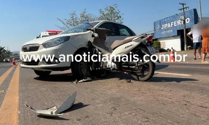 Acidente entre carro e motoneta deixa jovem gravemente ferida na BR-364