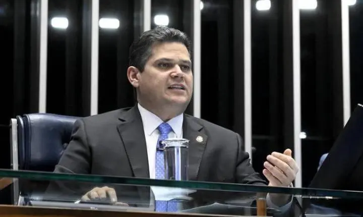 Alcolumbre articula anistia a Jair Bolsonaro em troca de apoio para continuar na presidência do Senado