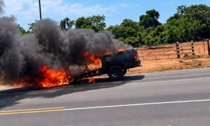 Caminhonete é destruída por incêndio durante teste mecânico em estrada de RO