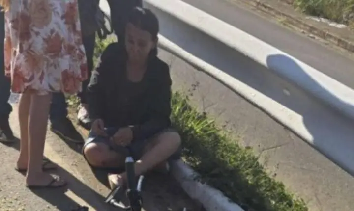 Ciclista escapa de atropelamento após ser fechada por carreta na BR-364