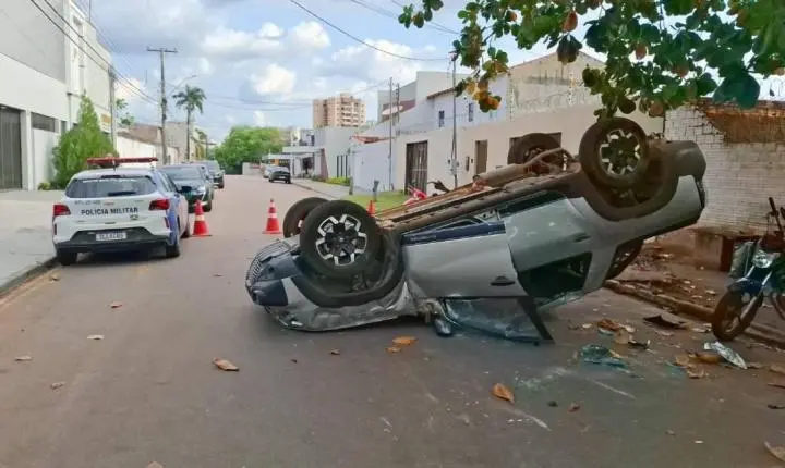 Duas crianças ficam feridas em capotamento depois de colisão no bairro São João Bosco em Porto Velho