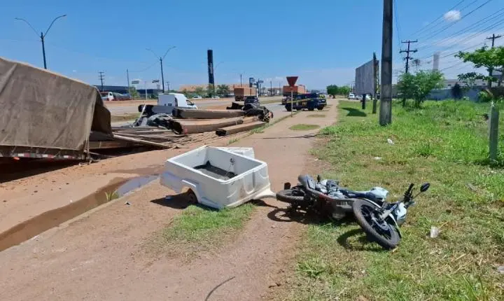 Entregador escapa ileso após ferros de carreta caírem na Rua da Beira