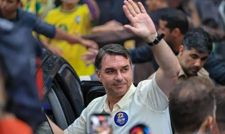 Flávio Bolsonaro é intimado pela PF a entregar passaporte por determinação de Moraes