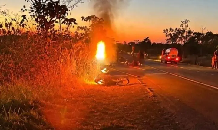 Grave acidente deixa casal ferido e com amputação após moto ser atingida por carro na BR-364