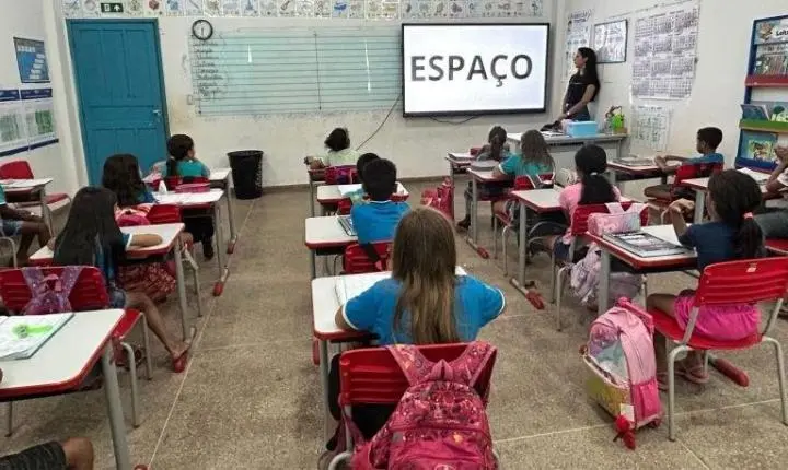Lousas digitais ampliam recursos de aprendizagem nas escolas de Corumbiara com investimento de Ezequiel Neiva